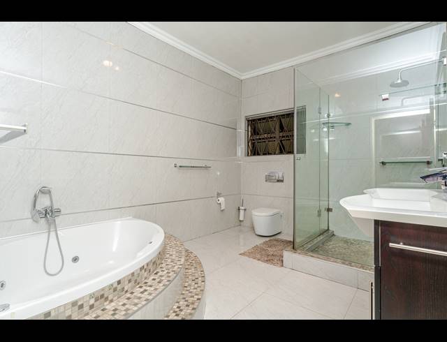 6 BEDROOM FREESTANDING FOR SALE IN VORNA VALLEY